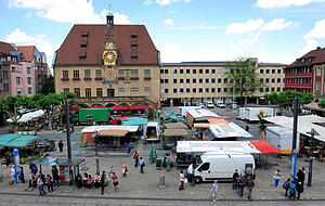 Eine mögliche Markthalle darf nicht zu Lasten des Wochenmarkts oder anderer bestehender Feinkost- und Frische-Läden gehen. Darüber herrscht im Gemeinderat Einigkeit. Eine mögliche Markthalle darf nicht zu Lasten des Wochenmarkts oder anderer bestehender Feinkost- und Frische-Läden gehen. Darüber herrscht im Gemeinderat Einigkeit.