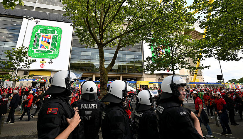 Vor dem Gruppenspiel zwischen Italien und Albanien sorgt die Polizei in Dortmund für Sicherheit. Vor dem Gruppenspiel zwischen Italien und Albanien sorgt die Polizei in Dortmund für Sicherheit.