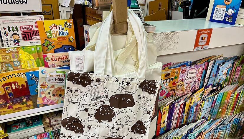 Einkaufen mit Moo Deng - solche Tragetaschen machen es m&ouml;glich.