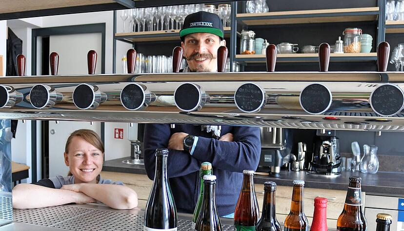 Irena und Zdenek Prokop am Zapfhahn im Craftelicious: Die Gastronomen entwickeln viele Ideen, um im Lockdown &uuml;ber die Runden zu kommen.
Foto: Thomas Zimmermann