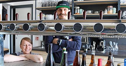 Irena und Zdenek Prokop am Zapfhahn im Craftelicious: Die Gastronomen entwickeln viele Ideen, um im Lockdown &uuml;ber die Runden zu kommen.
Foto: Thomas Zimmermann