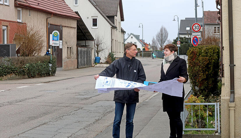 Die Horkheimer Straße ist teilweise wie ein Flickenteppich. Deshalb saniert sie der Landkreis. Planer Volker Martin und Bauamtsleiterin Annika Gärtner stehen da, wo ab kommender Woche die Vollsperrung bis zur Einmündung der Falterstraße erfolgt.