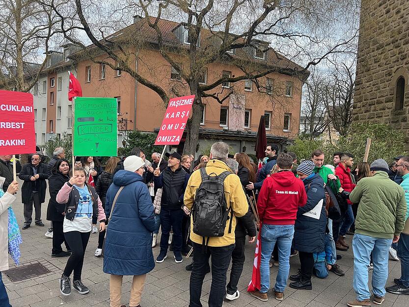 Aufgerufen hatte die CHP W&uuml;rttemberg, ein Verein, der die Interessen der gr&ouml;&szlig;ten t&uuml;rkischen Oppositionspartei CHP in der Region vertritt.