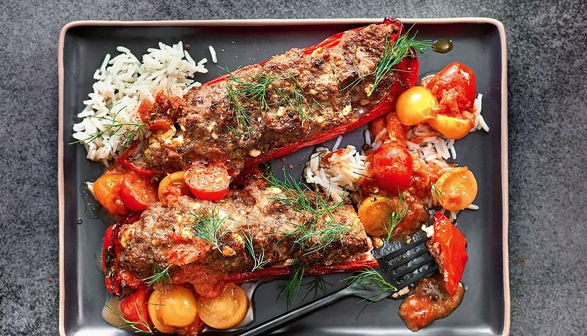 Rote Spitzpaprika werden mit einem Mix aus Zwiebeln, Knoblauch, Feta, Hackfleisch, Chiliflocken, Ei, Panko und etwas Salz und Pfeffer gefüllt, kommen dann für 15 Minuten in den Airfryer. Fünf Minuten vor Ende kommt die Soße aus Tomaten und Sahne dazu. Rote Spitzpaprika werden mit einem Mix aus Zwiebeln, Knoblauch, Feta, Hackfleisch, Chiliflocken, Ei, Panko und etwas Salz und Pfeffer gefüllt, kommen dann für 15 Minuten in den Airfryer. Fünf Minuten vor Ende kommt die Soße aus Tomaten und Sahne dazu.