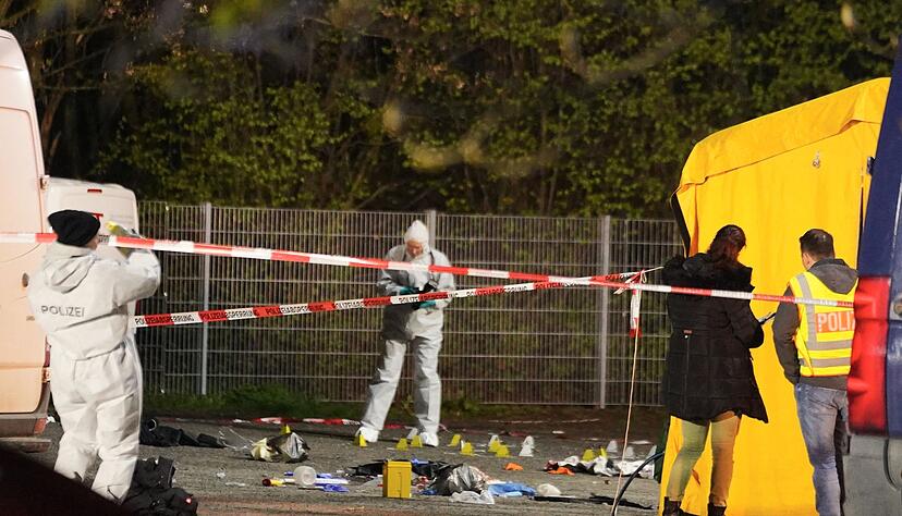 Polizisten suchen in Asperg nach Spuren am Tatort.