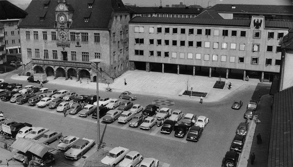 Im Jahr 1962 diente der Heilbronner Marktplatz noch als Parkplatz. Im Jahr 1962 diente der Heilbronner Marktplatz noch als Parkplatz.