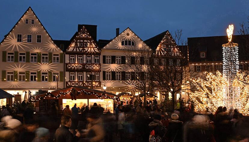 So voll wie auf diesem Foto von 2019 soll es auf dem Marktplatz in diesem Jahr nicht werden. Doch die Planungen für den Weihnachtsmarkt in Öhringen laufen.
Foto: Archiv