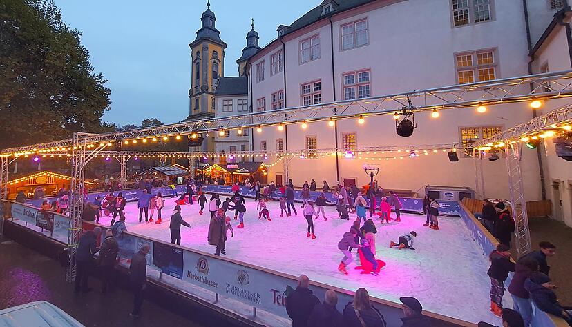 Vor historischer Kulisse l&auml;sst es sich im Schlosshof von Bad Mergentheim Schlittschuhlaufen.