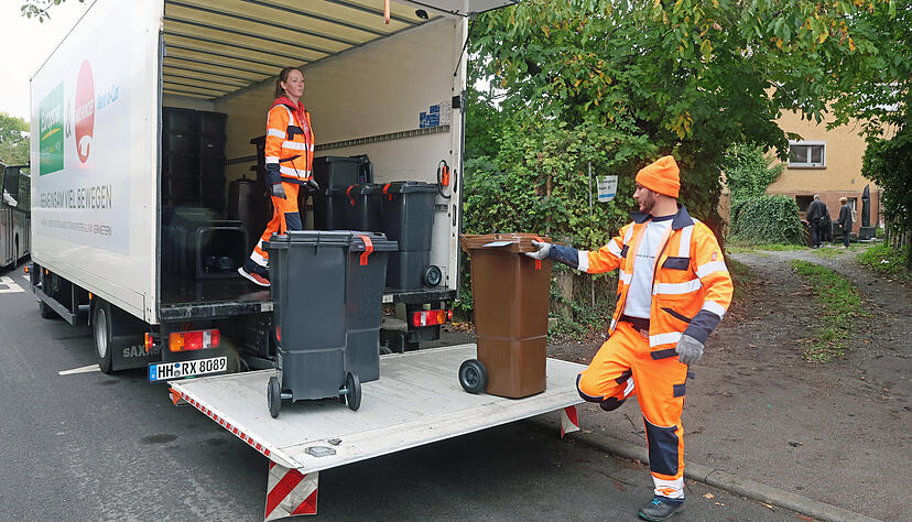 In Heilbronn werden aktuell die alten Rest- und Biomülltonnen gegen neue ausgetauscht. Die neuen Tonnen haben einen elektronischem Chip verbaut. In Heilbronn werden aktuell die alten Rest- und Biomülltonnen gegen neue ausgetauscht. Die neuen Tonnen haben einen elektronischem Chip verbaut.