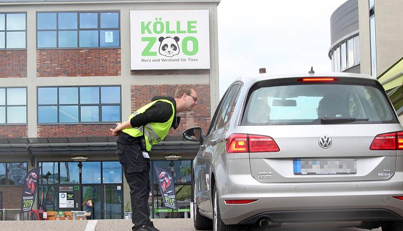 "Guten Tag, wo möchten Sie denn hin?" Jimmy Kraus und ein Kollege sorgen dafür, dass ausschließlich Kunden der Geschäfte und Dienstleister an der Gottlieb-Daimler-Straße 9 aufs Gelände gelangen.
Foto: Heike Kinkopf
