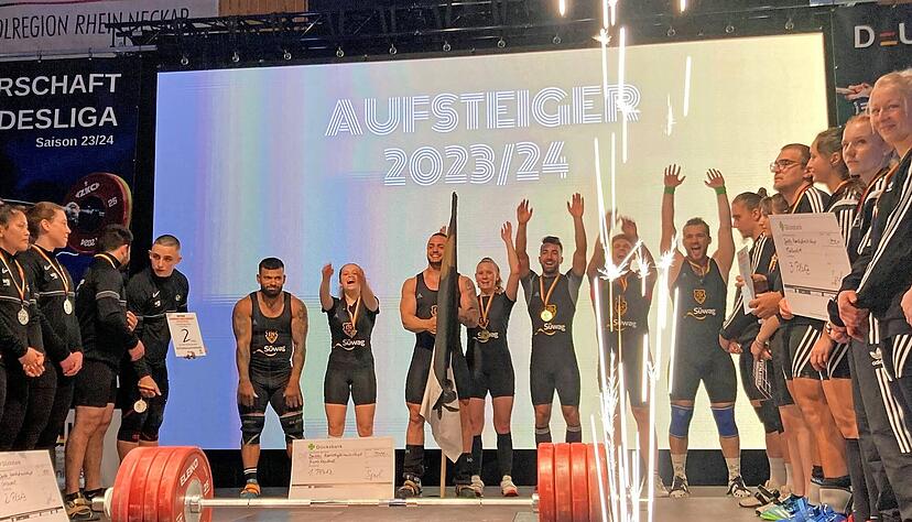 Emotionale Siegerehrung: Der TSV Heinsheim feiert mit La Ola, "Fahnenträger" Karlos Nasar und den Fans den Aufstieg in die 1. Bundesliga
Foto: Stefanie Wahl Emotionale Siegerehrung: Der TSV Heinsheim feiert mit La Ola, "Fahnenträger" Karlos Nasar und den Fans den Aufstieg in die 1. Bundesliga
Foto: Stefanie Wahl