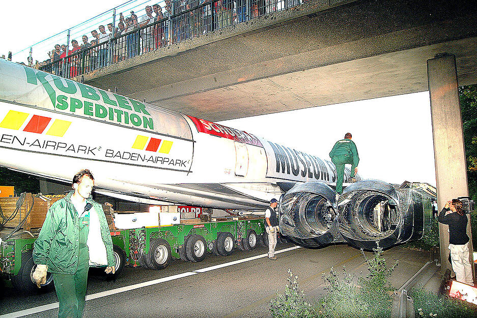 Juli 2003: Die Concorde trifft im Technikmuseum in Sinsheim ein. Zehntausende Schaulustige begleiten den Straßentransport und säumen noch weit nach Mitternacht die gesperrte Autobahn, um das Großereignis mitzuerleben.