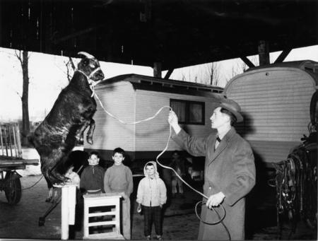 1962 - "Raubtierb&auml;ndiger" am Dreschplatz.