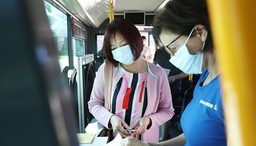 Die Betriebsratsvorsitzende Jutta Watzke (rechts) kontrolliert bei der &ouml;ffentlichen Impfaktion f&uuml;r 1.500 Menschen im Elektrobus von Ziehl-Abegg, ob alle Unterlagen vollst&auml;ndig und richtig ausgef&uuml;llt sind. Foto: Ziehl-Abegg