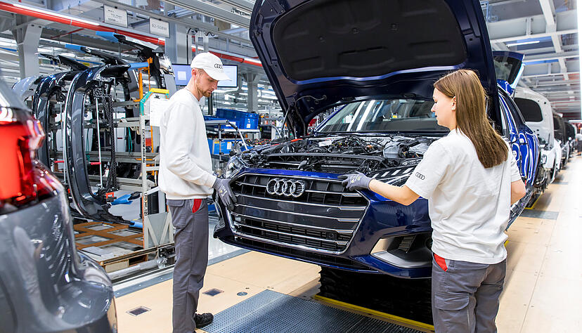 Ein Blick in die Produktion des Audi A4. In den vergangenen Jahren hat Audi rund 9500 Stellen abgebaut, nun werden aber auch 2000 neue Job geschaffen. Ein Blick in die Produktion des Audi A4. In den vergangenen Jahren hat Audi rund 9500 Stellen abgebaut, nun werden aber auch 2000 neue Job geschaffen.