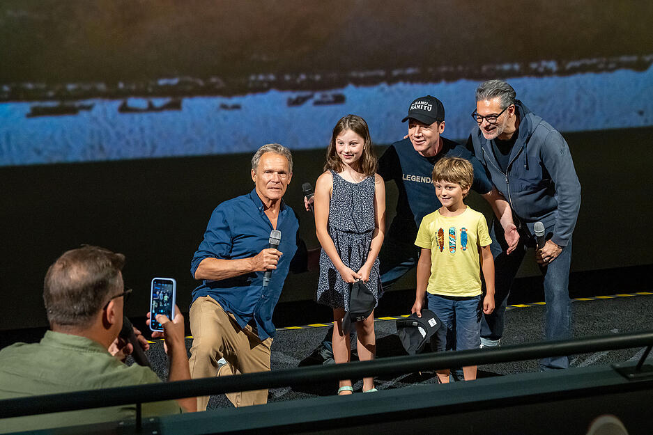 Michael Bully Herbig, Christian Tramitz und Rick Kavanian agieren bei der Vorstellung von "Das Kanu des Manitu" auch mit dem Publikum. Zwei Kinder d&uuml;rfen den Schauspielern ganz nah kommen.
