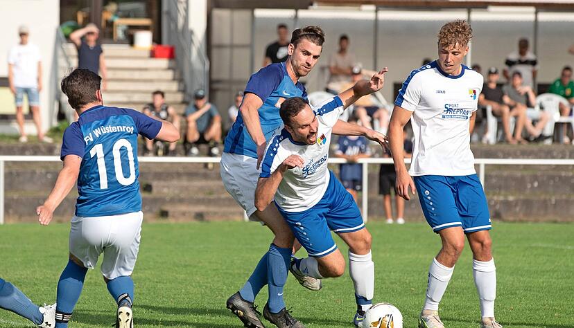 Höchstbergs Tim Schädler (Mitte) kommt im Duell mit Fabian Blaschek zu Fall. Den daraus resultierenden Strafstoß verwandelte Schädler zum 2:0. Höchstbergs Tim Schädler (Mitte) kommt im Duell mit Fabian Blaschek zu Fall. Den daraus resultierenden Strafstoß verwandelte Schädler zum 2:0.