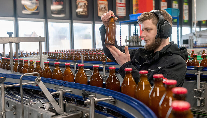 Braumeister und F&uuml;llereileiter Florentin Marquardt nimmt Stichproben, ob beim Weg des Bieres in die Flasche auch alles korrekt abl&auml;uft.