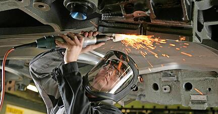 In der Metallbranche (im Bild ein Mitarbeiter von TQM Europe in Heilbronn) sind qualifizierte Mitarbeiter in der Region mittlerweile Mangelware. Die Nachfrage d&uuml;rfte weiterhin hoch bleiben.