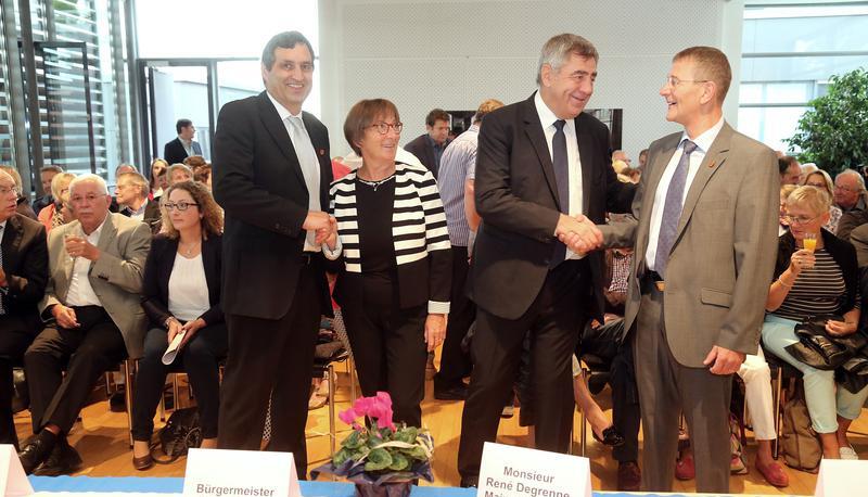 Beim Empfang im Rathaus: (v.l.) Klaus Zenth (B&uuml;rgermeister Abstatt), Jo&euml;lle Sorel (Vorsitzende Partnerschaftsverein L&eacute;hon), Ren&eacute; Degrenne (Maire L&eacute;hon) und Georg Schmitz (Vorsitzender Partnerschaftsverein Abstatt).  Foto: