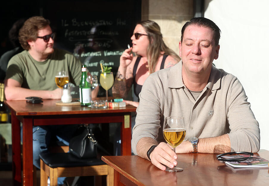 Gut besuchte Au&szlig;engastronomie in Heilbronn: G&auml;ste genie&szlig;en bei einem k&uuml;hlen Getr&auml;nk das Bad in der Sonne.