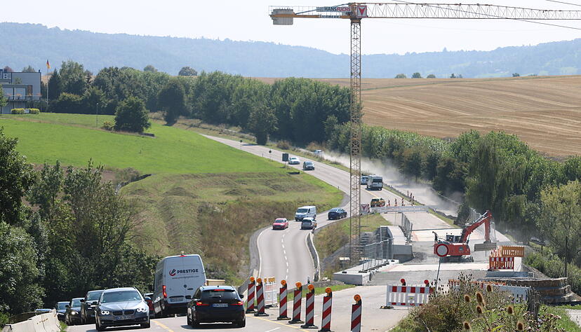 Weil sie schon länger kaputt waren, mussten die zwei Brücken in der Kupfersenke abgerissen und neu gebaut werden. Wenn die B19 zwischen der A6 und Gaisbach einst komplett vierspurig sein sollte, werden nochmals zwei neue Brücken danebengebaut. Weil sie schon länger kaputt waren, mussten die zwei Brücken in der Kupfersenke abgerissen und neu gebaut werden. Wenn die B19 zwischen der A6 und Gaisbach einst komplett vierspurig sein sollte, werden nochmals zwei neue Brücken danebengebaut.