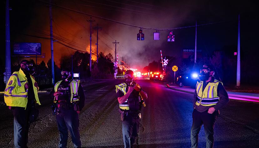 Den Rettungskräften dürfte eine lange Nacht bevorstehen. Den Rettungskräften dürfte eine lange Nacht bevorstehen.