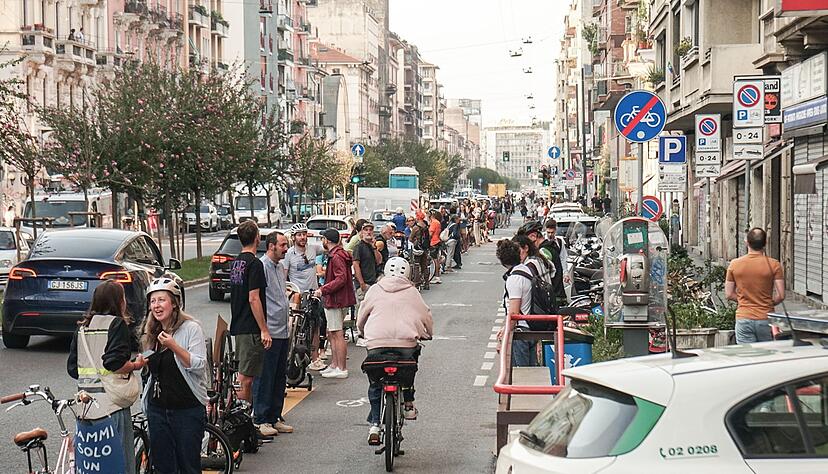 Eine Menschenkette gegen zugeparkte Radwege in Mailand.