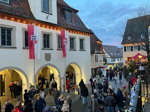 Durch Forchtenberg führt am ersten Wochenende ein Rundweg durch enge Gassen über den Weihnachtsmarkt.