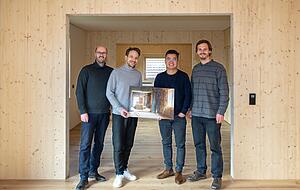 Das Haus Hoinka und die Architekten des mit Stroh gedämmten Gebäudes (von links): Matthias Stauch, Florian Kaiser, Guobin Shen und Kilian Juraschitz. Das Haus Hoinka und die Architekten des mit Stroh gedämmten Gebäudes (von links): Matthias Stauch, Florian Kaiser, Guobin Shen und Kilian Juraschitz.