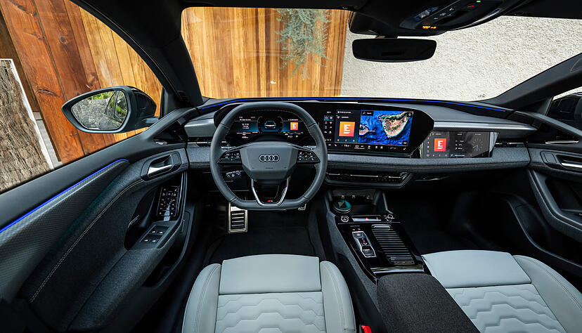 Innen setzt Audi auf ein vollständig digitales Cockpit (11,9 Zoll), das fließend in ein 14,5 Zoll großes Curved Display, also einen gewölbten Bildschirm übergeht und stark dem Fahrer zugeneigt ist.