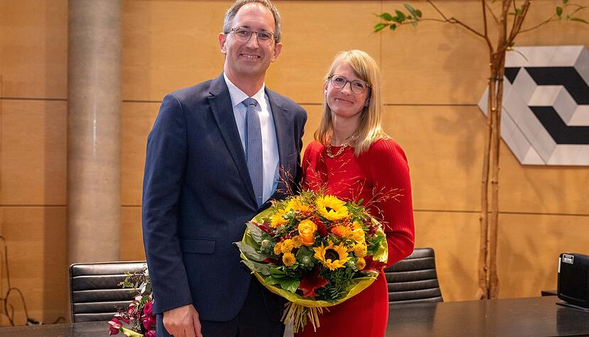 Bei der Oberbürgermeisterwahl in Bad Rappenau hat Sebastian Frei seinen Herausforderer Christian Schultz klar hinter sich gelassen. Dafür gab's Blumen für ihn und seine Frau Dr. Eva Frei. Bei der Oberbürgermeisterwahl in Bad Rappenau hat Sebastian Frei seinen Herausforderer Christian Schultz klar hinter sich gelassen. Dafür gab's Blumen für ihn und seine Frau Dr. Eva Frei.