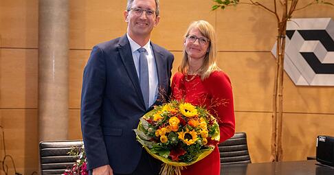 Bei der Oberbürgermeisterwahl in Bad Rappenau hat Sebastian Frei seinen Herausforderer Christian Schultz klar hinter sich gelassen. Dafür gab's Blumen für ihn und seine Frau Dr. Eva Frei.