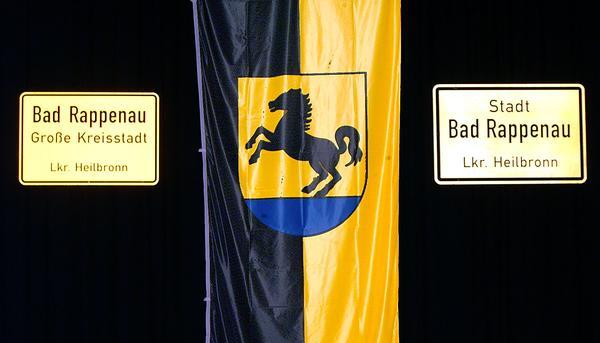 Zusammengestellt von Archiv und Dokumentation der Heilbronner Stimme 

Zum 1.1.2003 wird Bad Rappenau zur gro&szlig;en Kreisstadt erhoben. Das Stadtwappen mit dem Rappen steht zwischen dem alten und neuen Ortsschild.