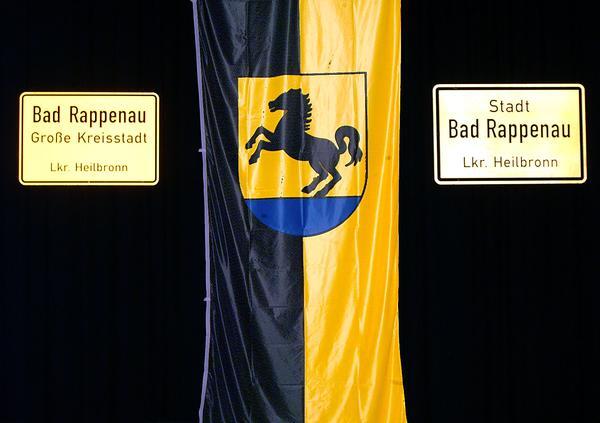 Zusammengestellt von Archiv und Dokumentation der Heilbronner Stimme 

Zum 1.1.2003 wird Bad Rappenau zur gro&szlig;en Kreisstadt erhoben. Das Stadtwappen mit dem Rappen steht zwischen dem alten und neuen Ortsschild.