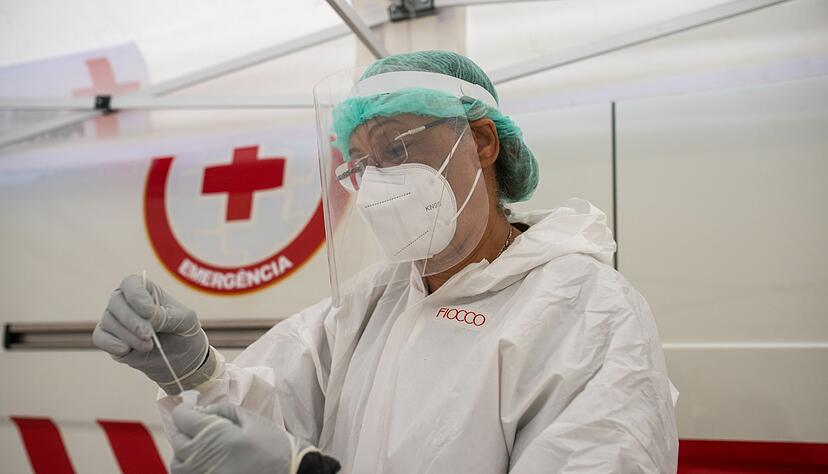 Eine Mitarbeiterin des Gesundheitspersonals bearbeitet in Lissabon einen Corona-Test.