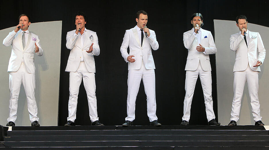 2011: Musikalische Sommerparty für 2300 Besucher im Wertwiesenpark Heilbronn: die fünf Adoro-Sänger singen in blütenweißen Anzügen.