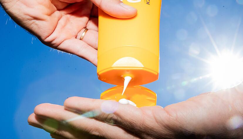 Zwei Discounterprodukte vorn: Die im Test besten Sonnencremes kosten unter vier Euro – und wurden mit „sehr gut“ bewertet. Zwei Discounterprodukte vorn: Die im Test besten Sonnencremes kosten unter vier Euro – und wurden mit „sehr gut“ bewertet.