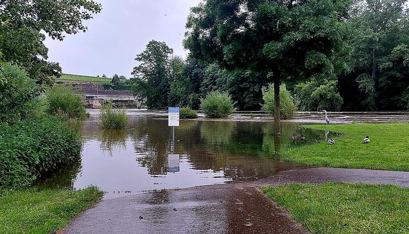 In Lauffen ist der Neckar über die Ufer getreten. Anwohner werden vor Überschwemmungen gewarnt.
