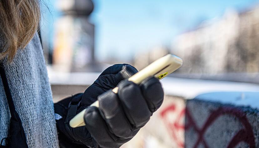 Frostige Temperaturen? Lieber das Handy nur kurz benutzen &ndash; sonst ist der Akku schneller leer, als man denkt.