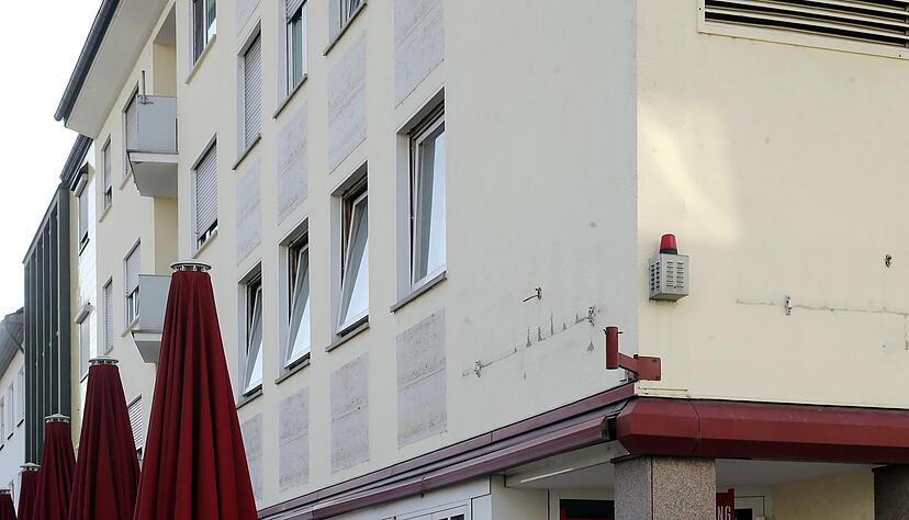 Seit einem Jahr steht der Barf&uuml;&szlig;er an der Allee leer.
Foto: Andreas Veigel