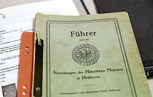 In diesem Büchlein finden sich zahlreiche Hinweise auf Sammlungen des Historischen Museums.
Fotos: Andreas Veigel In diesem Büchlein finden sich zahlreiche Hinweise auf Sammlungen des Historischen Museums.
Fotos: Andreas Veigel