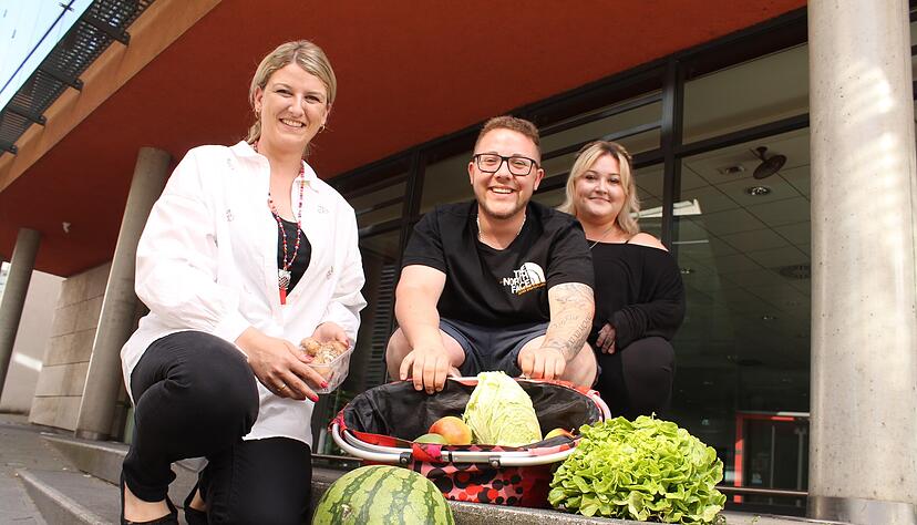 Hanni Meissner, Florian und Svenja Zeitz (von links) verkaufen ab Oktober noch gut erhaltenes Obst, Salat oder Gem&uuml;se in der Urbansta&szlig;e 12.