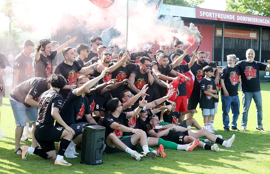 Die Spieler von Türkspor Neckarsulm feiern am vorletzten Spieltag Meisterschaft und Aufstieg.