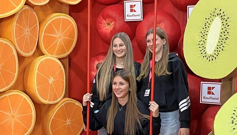 Fotoshooting vor fruchtiger Kulisse: Bei der Einkleidung des DSV in der Messe Nürnberg schauen die Athleten auch am Kaufland-Stand vorbei.