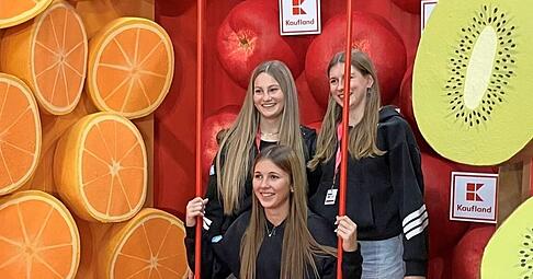 Fotoshooting vor fruchtiger Kulisse: Bei der Einkleidung des DSV in der Messe Nürnberg schauen die Athleten auch am Kaufland-Stand vorbei. Fotoshooting vor fruchtiger Kulisse: Bei der Einkleidung des DSV in der Messe Nürnberg schauen die Athleten auch am Kaufland-Stand vorbei.
