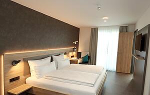 In schlichter Eleganz präsentieren sich die 13 Doppelzimmer (Foto) sowie die beiden barrierefreien Studios.