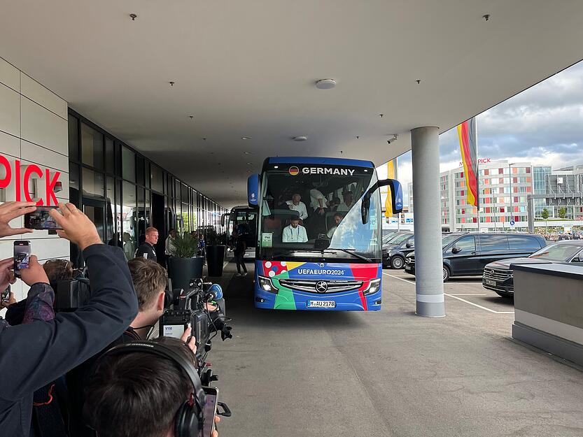 Endlich ist er da: der Mannschaftsbus, der deutschen Elf. Endlich ist er da: der Mannschaftsbus, der deutschen Elf.