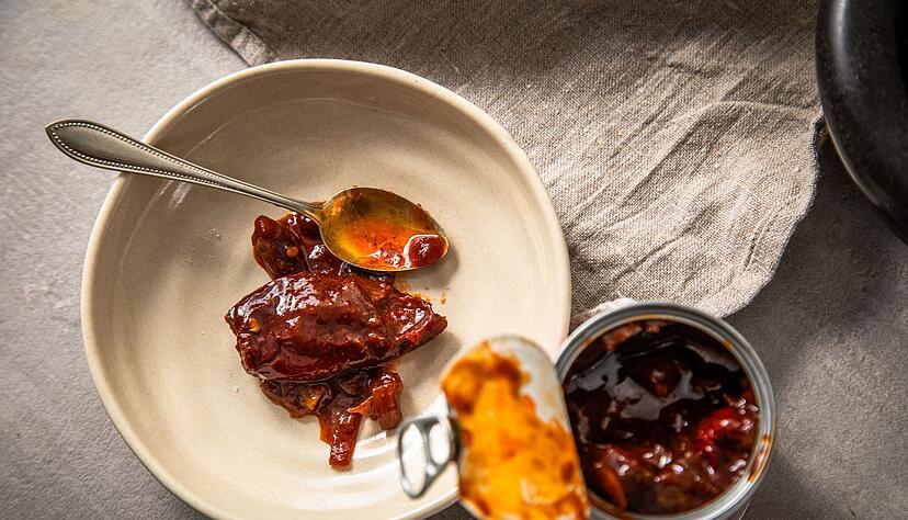 Wird gern zu den Tacos serviert: Chipotle Chilis in Adobo-Sauce aus der Dose. Das sind reife geräucherte Jalapenos-Chilli-Schoten in einer speziellen dicken würzig-pikanten Tomatensoße mit Essig.