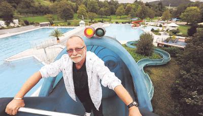 Die Rutschen sind das Aush&auml;ngeschild des Freibads. Schwimmmeister Wolfgang Trilling gab dazu vor mehr als 30 Jahren den Impuls.Foto: Werner Kuhnle